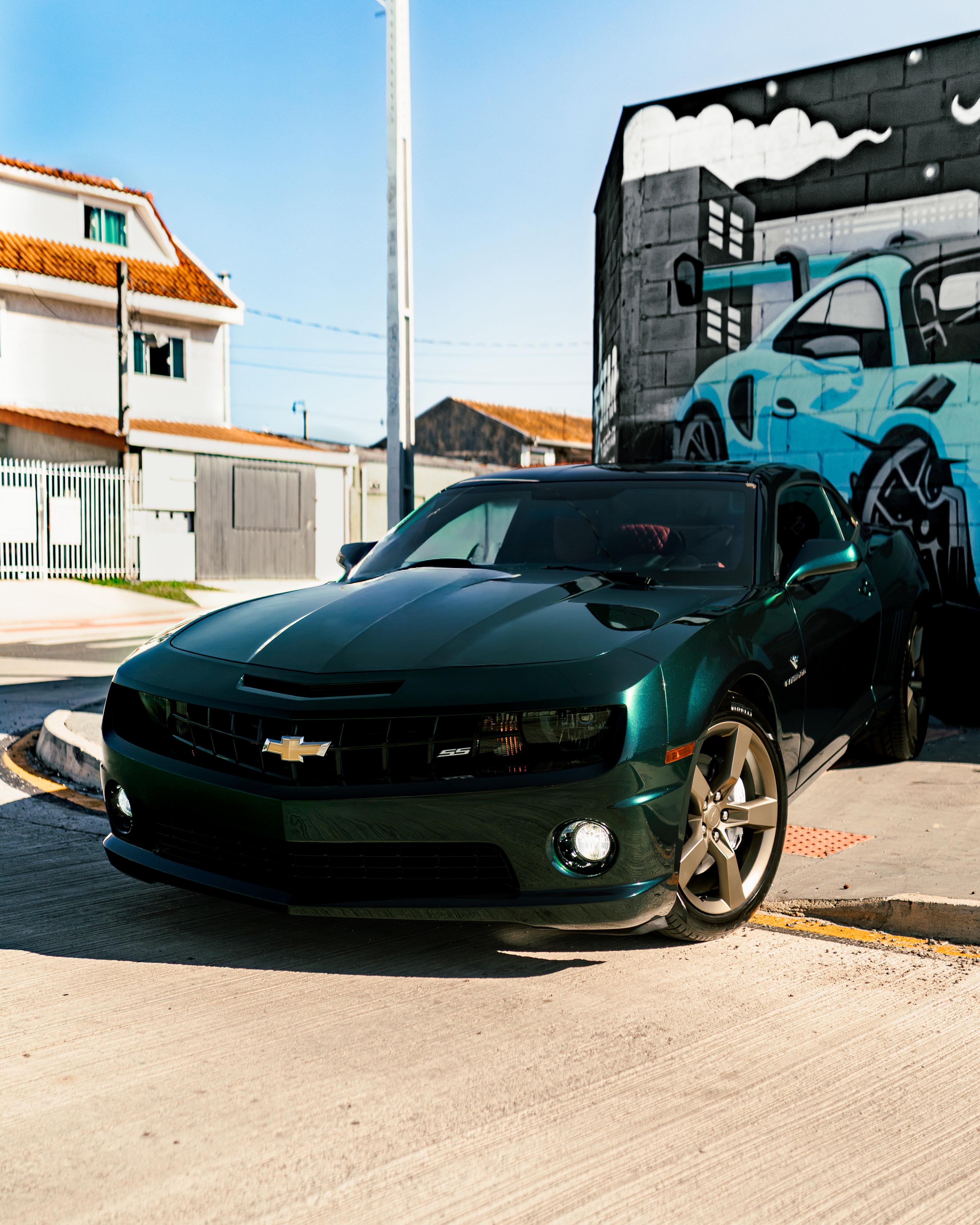 Chevrolet Camaro com acabamento automotivo detalhado